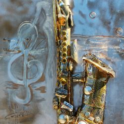 Le Sax'or : Un hommage  aux  musiciens.  Une énergie, une passion, une réalisation. Majestueux, il nous transmet par sa voix suave son émotion et en émane une force. En haut appuyé sur le saxophone un personnage fondu dans l’espace : le souffle mêlée à l’horizon pour l’infini, une communication sans frontière. Sur le fond à droite l’océan pour l’évasion. En bas à gauche, la clef de sol boussole  du musicien.  Pièce réalisée avec canette aluminium  ou toutes les parties ont été exploitées avec harmonie et une mise en valeur de la matière,  des capsules couleurs  font l’objet des pistons,  entre brillance et forme l’instrument de musique majestueux  prends vie et donne l’énergie positive qui nous porte  par  son souffle traduit en musique.