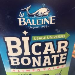 Le bicarbonate est mélangé avec de l'argile verte et sert aux lavages des mains et de la vaisselle. 