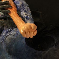 Pieni pala taivasta (kipsi ja akryylimaali) -Marko Erälinna